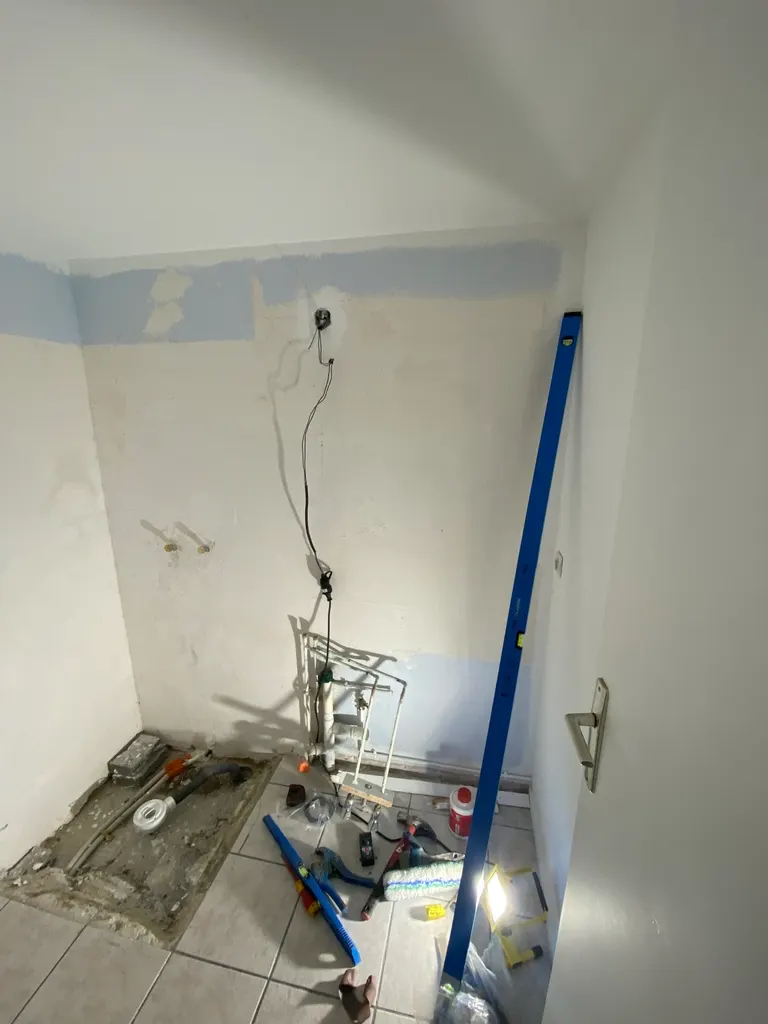 Rénovation salle de bain Jard-sur-Mer par Éclat d'Idée : pièce en chantier avec réseaux apparents avant les travaux