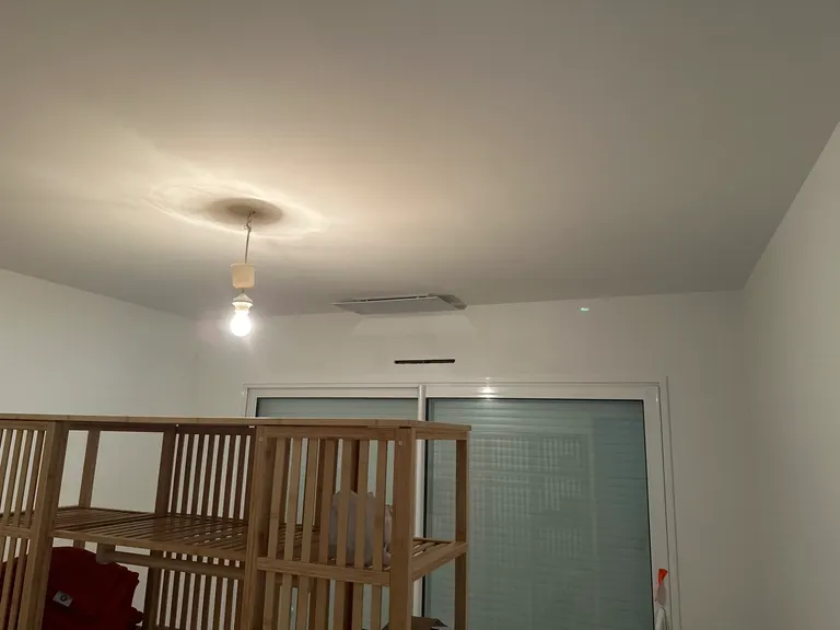 Installation climatisation Avrillé par Éclat d'Idée : unité intérieure posée et pièce terminée après les travaux