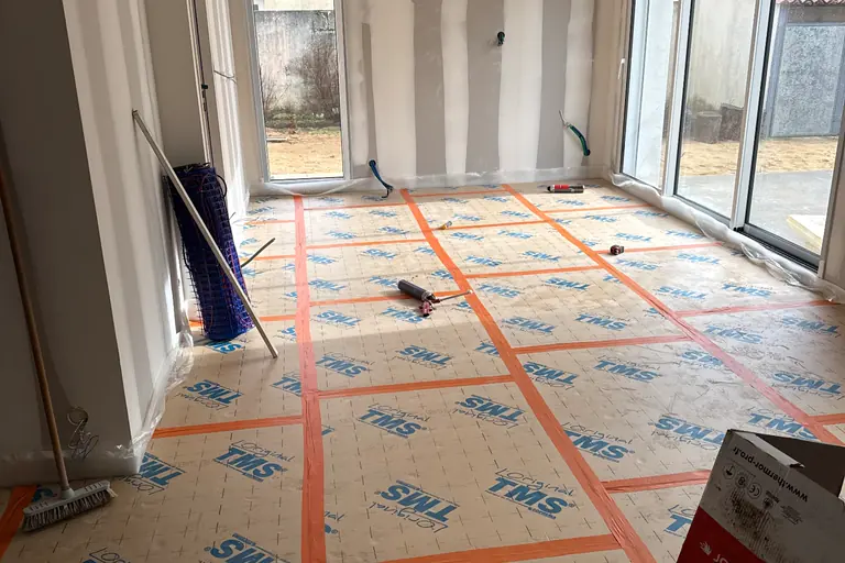 Plancher chauffant électrique La Tranche-sur-Mer par Éclat d'Idée : sol isolé avant la pose de la trame chauffante