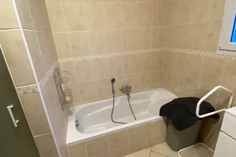 Rénovation salle de bain par Éclat d'Idée : baignoire avant les travaux à Longeville-sur-Mer
