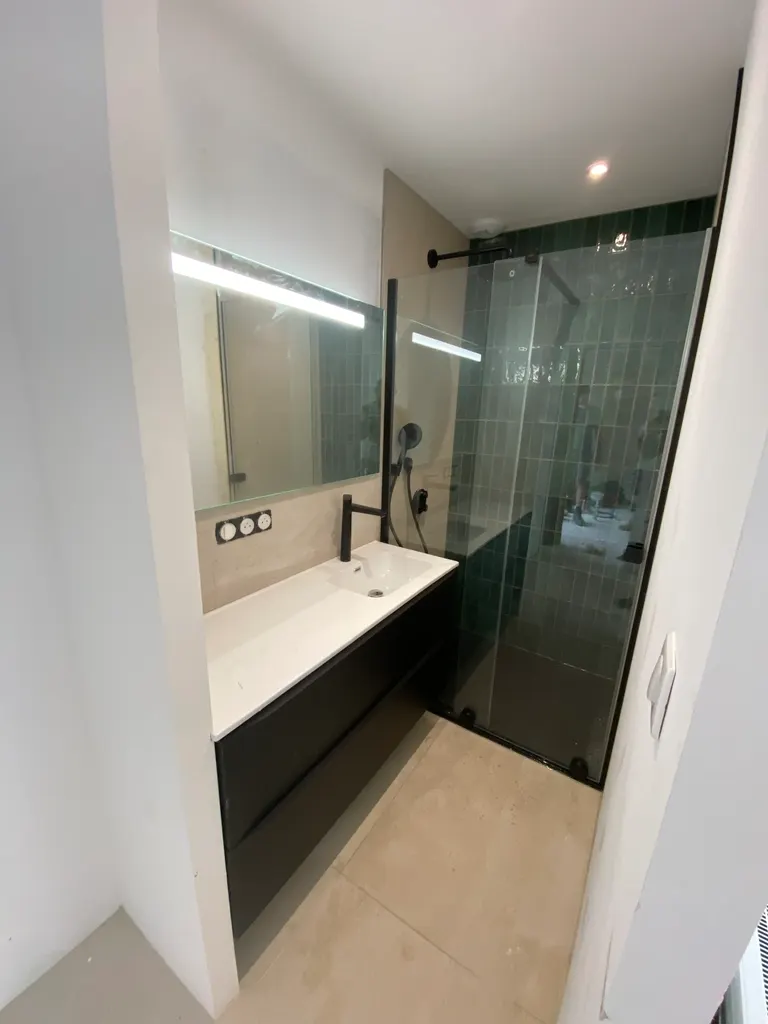 Rénovation d'une salle de bain à Angles réalisée par Éclat d'Idée