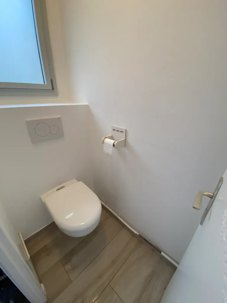 Rénovation toilettes par Éclat d'Idée à Rives de l'Yon : WC suspendu moderne après les travaux