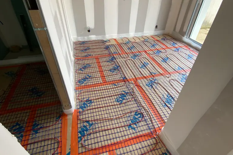 Plancher chauffant électrique La Tranche-sur-Mer installé par Éclat d'Idée : trame chauffante déroulée et fixée au sol