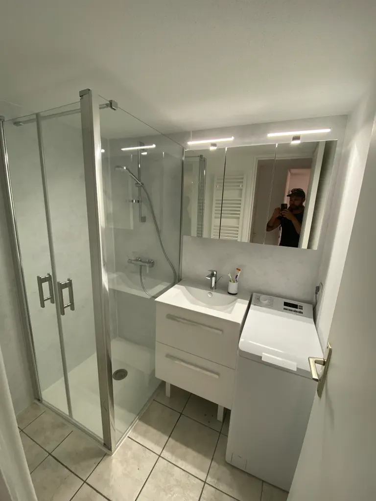 Rénovation salle de bain Jard-sur-Mer par Éclat d'Idée : douche vitrée, meuble vasque et sèche-serviettes après les travaux