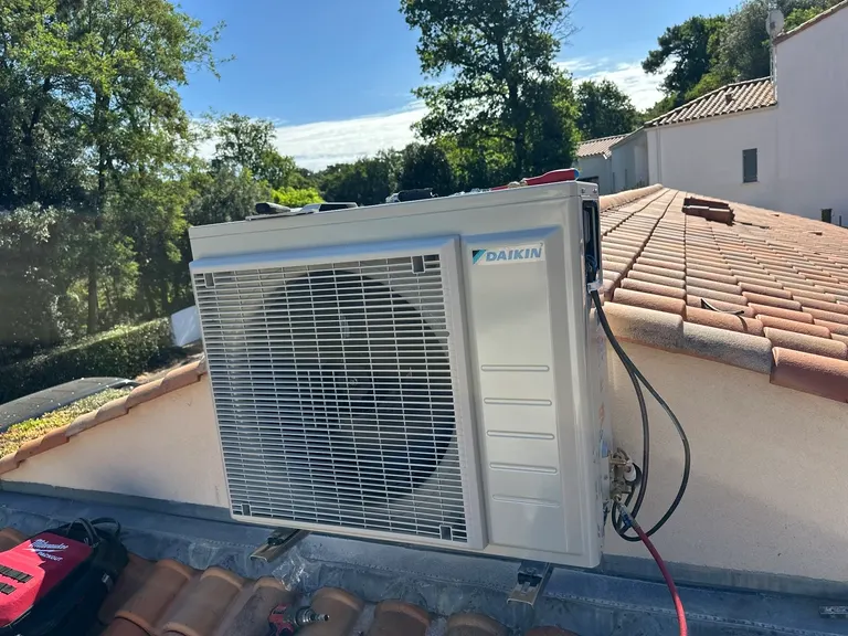 Installation climatisation Avrillé par Éclat d'Idée : toiture avant la pose de l'unité extérieure